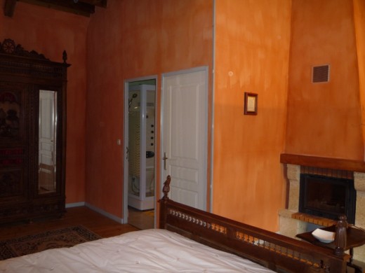 La salle de bain et la cheminée